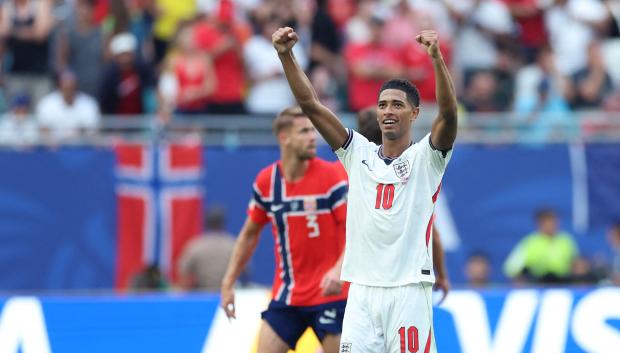 England's midfielder #10 Jude Bellingham celebrates after scoring his second goal during the first half of the extra-time of the 2026 World Cup football tournament quarter-final match between Norway and England at Miami Stadium in Miami Gardens on July 11, 2026.  (Photo by PATRICIA DE MELO MOREIRA / AFP)