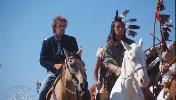 Bailando con lobos, de Kevin Costner, es sin duda una obra maestra y uno de los clásicos que perdura en las pantallas a pesar de los años. Ganadora de siete premios Oscar, la historia narra la vida del teniente John J. Dunbar, quien se integra en la cultura sioux tras la Guerra de Secesión. Este decide ir a trabajar a un lejano puesto fronterizo que años antes había sido abandonado por los soldados; ahí descubrirá la cultura sioux y conocerá a "En pie con el puño en alto", una mujer blanca que fue adoptada por la tribu cuando aún era una niña. Con el paso del tiempo, entre Dunbar y los sioux nace una relación de profundo respeto y admiración.