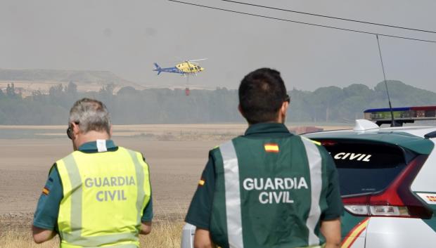 Acceso cortado por el humo provocado por el. Incendio en las inmediaciones de la localidad vallisoletana de Íscar.