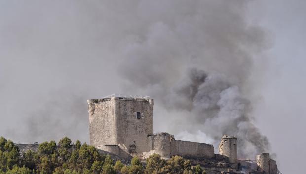 -La Junta de Castilla y León ha declarado este martes el Índice de Gravedad Potencial 2 en un incendio originado en torno a las 16:30 horas muy próximo al castillo de Íscar (Valladolid)