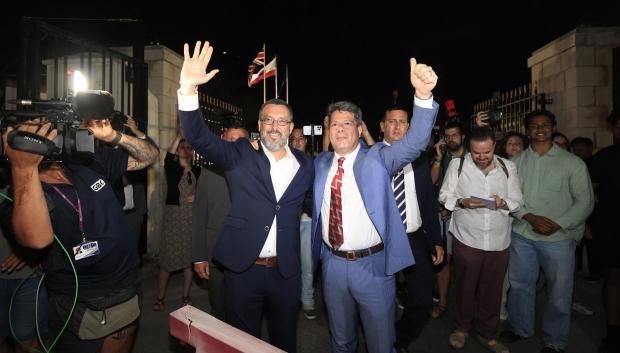 El alcalde de La Línea de la Concepción, Juan Franco, y el ministro principal de Gibraltar, Fabián Picardo, celebran el derribo de la Verja, que separaba a la colonia británica de territorio español y acaba con todas las barreras físicas a la circulación de personas y mercancías entre ambos.
