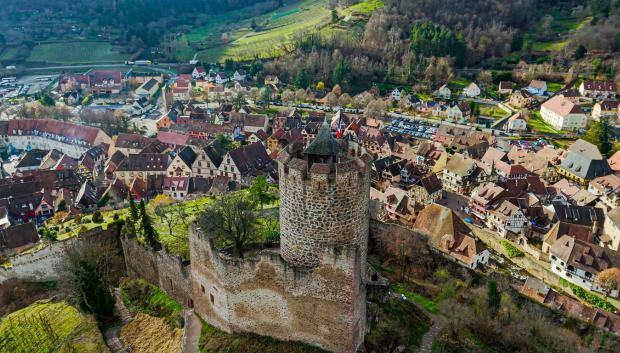 Vista aérea de Kaysersberg, localidad con castillo y viñedos en Alsacia