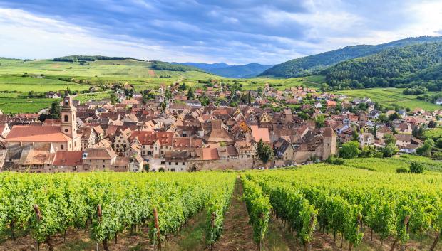 Viñedos y villa de Riquewihr en Alsacia
