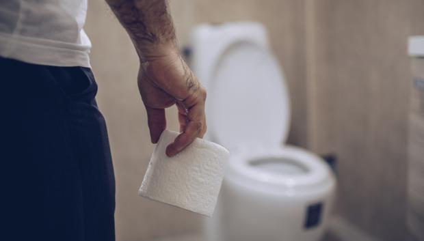 Un hombre va al baño