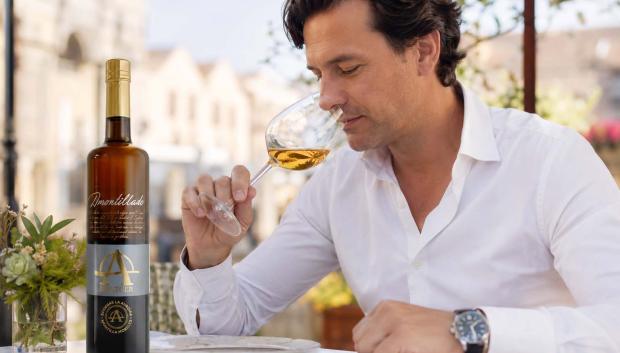 Un hombre cata el amontillado de La Aurora