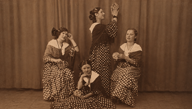 Las hermanas Muñoz Martí, en una foto del grupo de teatro