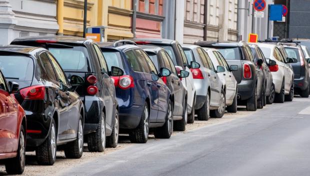 Estar aparcados con un coche sin ITV no es sancionable