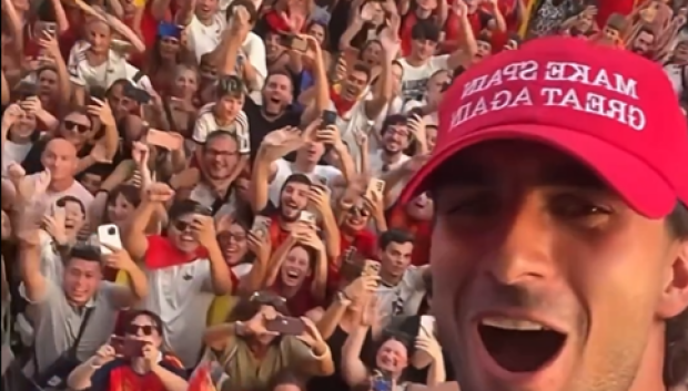 Ferrán Torres con la gorra de Make Spain Great Again