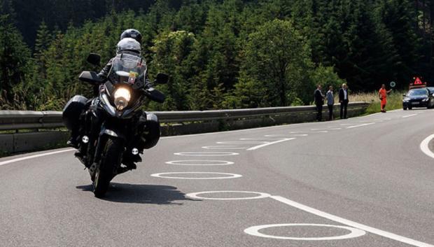 La clave está en que la moto no lo pise