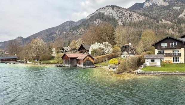 Lago Wolfgansee con casitas de madera en la orilla