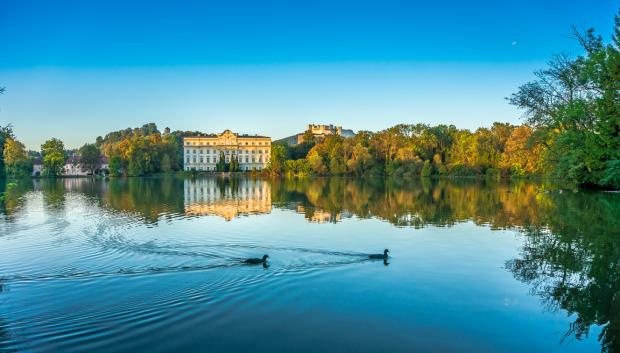 Castillo Leopoldskron con fortaleza de Salzburgo al fondo