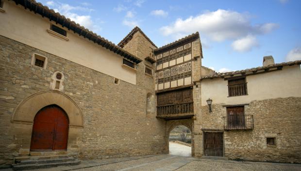 Portal de las Monjas en el centro histórico de Mirambel