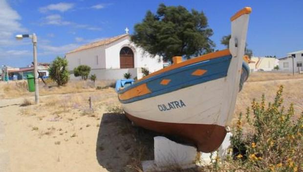 Barca de pesca en un núcleo urbano de la isla