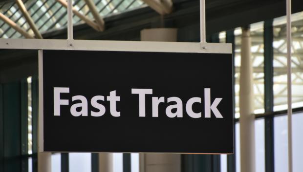 Cartel de Fast Track en un aeropuerto, la vía rápida para pasar el control de seguridad