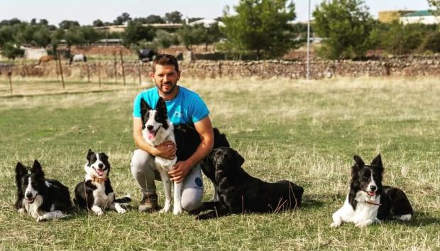Daniel Illescas junto a varios perros pastores
