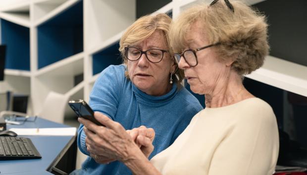 Dos señoras aprenden a utilizar un smartphone durante los talleres Competencias Digitales +60