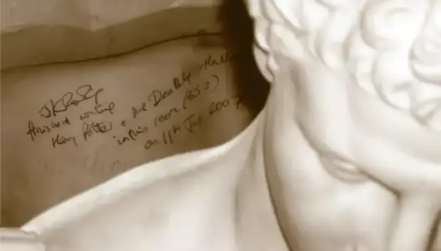 Rowling firmó y fechó de forma espontánea un busto de mármol antiguo que se encontraba en su suite