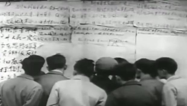 Personas leyendo las críticas al gobierno de Mao. Captura del documental