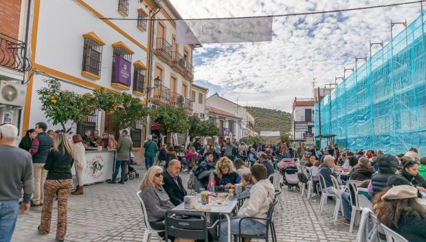 Las calles se llenan de mesas para degustación de productos locales