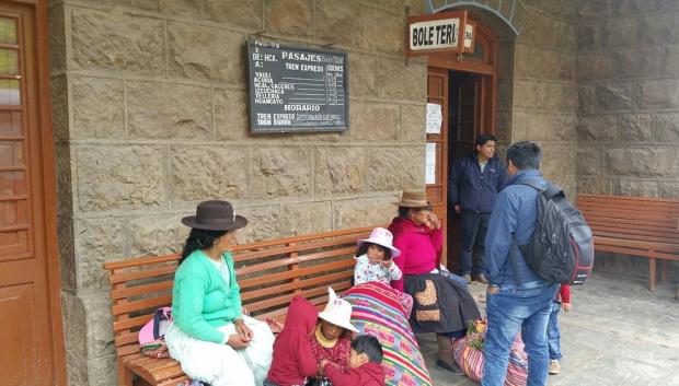 Pasajeros esperando al Tren Macho