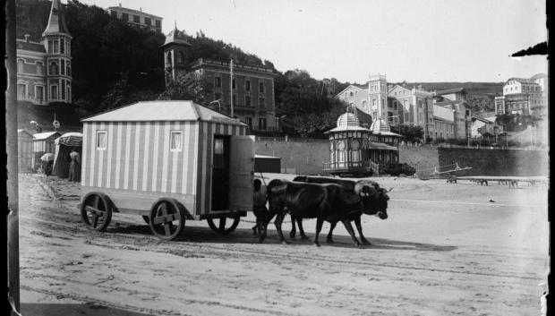Aspecto de la playa de San Sebastián en 1908