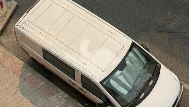 El polvo del humo de los incendios sobre un coche en Coslada