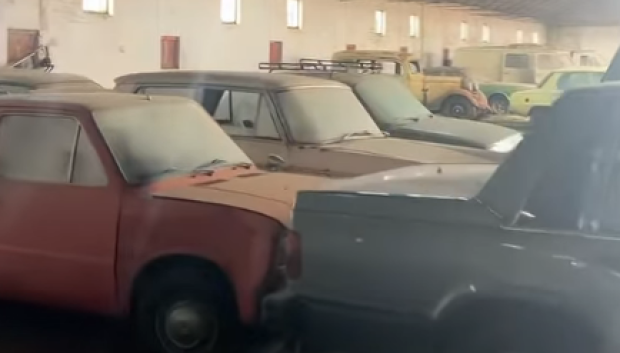 Decenas de coches perfectamente alineados