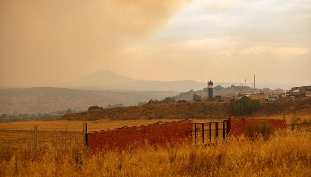 Intensa humareda en Almorox por los incendios forestales

REMITIDA / HANDOUT por JUANMA JIMENEZ
Fotografía remitida a medios de comunicación exclusivamente para ilustrar la noticia a la que hace referencia la imagen, y citando la procedencia de la imagen en la firma
25/7/2026
