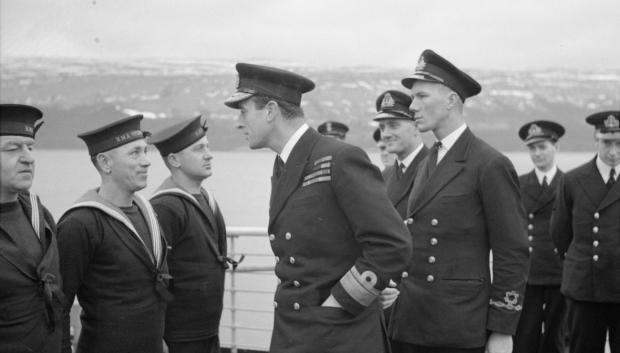 Mountbatten inspeccionando a los marineros antes del ataque a Bruneval , febrero de 1942