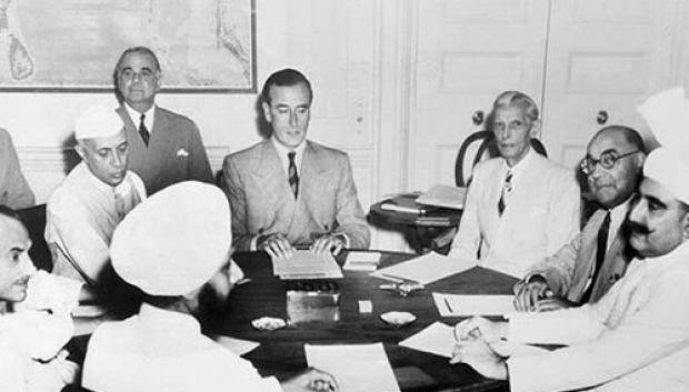 Mountbatten se reúne con Jawaharlal Nehru (izquierda) y Muhammad Ali Jinnah (derecha) para discutir la partición de la India británica, 1947