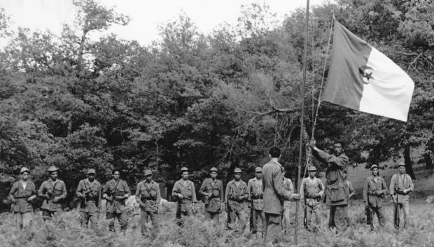 Soldados del Ejército de Liberación Nacional junto a la bandera argelina