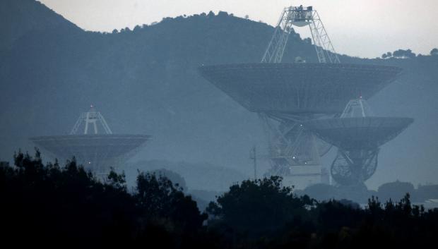 Las grandes antenas permanecen intactas en el centro de la Red Espacial Profunda de la NASA, situado en Robledo de Chavela, cerca de Madrid, el 26 de julio de 2026, después de que un incendio forestal arrasara los alrededores sin causar daños a las instalaciones.