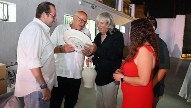 José Mercé interesándose por la artesanía rambleña