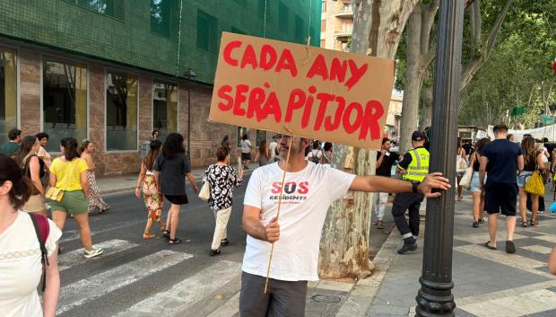 Un manifestante porta un cartel durante la manifestación este domingo en Palma