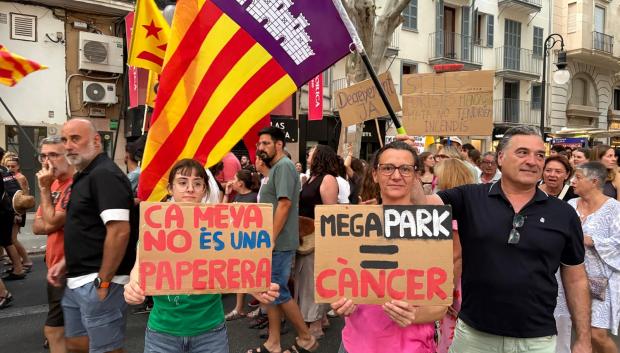 Varios carteles de protesta