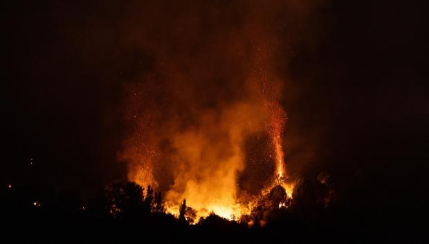 Vista nocturna del incendio en San Martín de Valdeiglesias, Madrid
