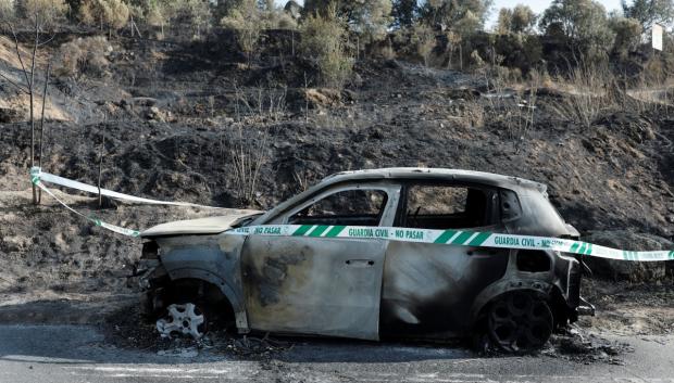 Un coche calcinado en la carretera que une San Martín de Valdeiglesias y Pelayos de la Presa, a unos 70 km al oeste de Madrid
