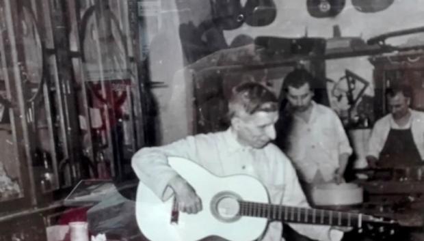 Miguel Rodríguez probando una guitarra en su taller calle Alfaros