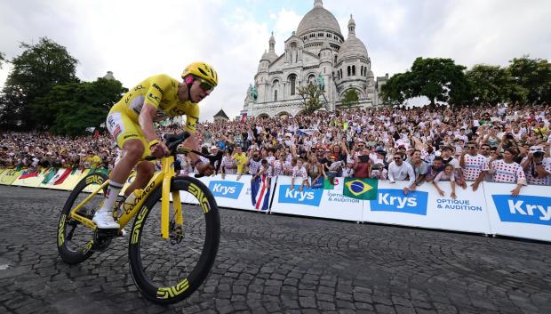 PARIS (France), 26/07/2026.- Yellow Jersey overall leader Slovenian rider Tadej Pogacar of UAE Team Emirates in action in front of the Sacred-Heart Basilica as the cyclists ride through Paris' Montmartre district where the 21st and last stage of the Tour de France cycling race to Paris pass through, France, 26 July 2026. (Ciclismo, Francia) EFE/EPA/TERESA SUAREZ