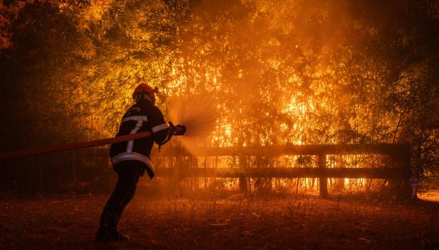 Un equipo de bomberos desplegándose para combatir un incendio forestal que se extendía por Ares, en el suroeste de Francia