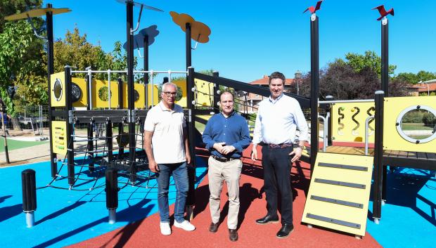 Izquierdo, Carabante y González en zona infantil del parque