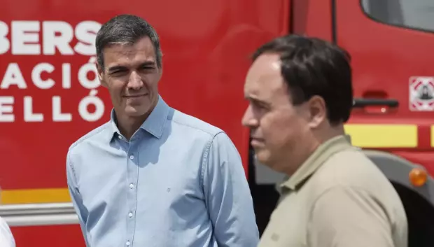Imagen de Pedro Sánchez con el presidente de la Generalitat Valenciana Juanfran Pérez Llorca en el incendio de la Vall d'Uixó (Castellón)