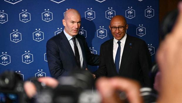 Zinedine Zidane posa junto a Philippe Diallo para los medios gráficos