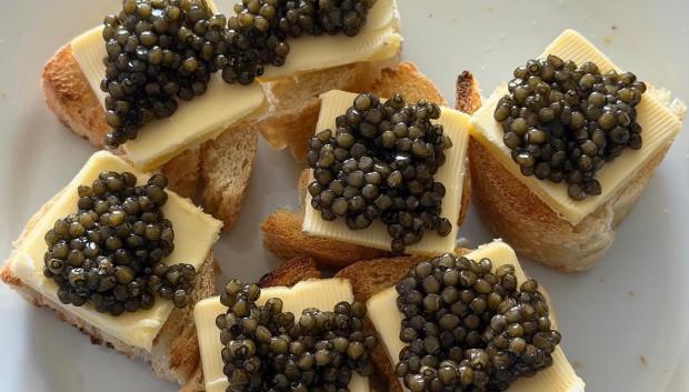 Uno de los platos de canapés de queso y caviar que Ferran Torres y Marcos Llorente degustan en Ibiza