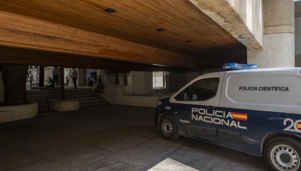 (Foto de ARCHIVO)
Furgón de la Policía Científica investigando el robo en el Museo de Albacete