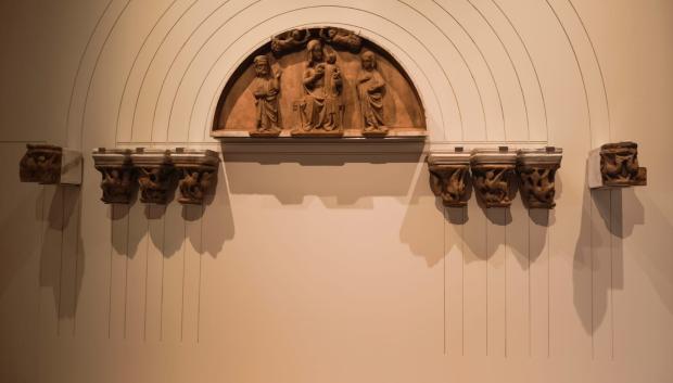 Coronación de la Virgen, un conjunto escultórico que corresponde al tímpano y capiteles de la portada de la Capilla de Santa Ana