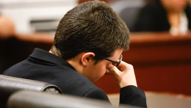 El joven durante el juicio