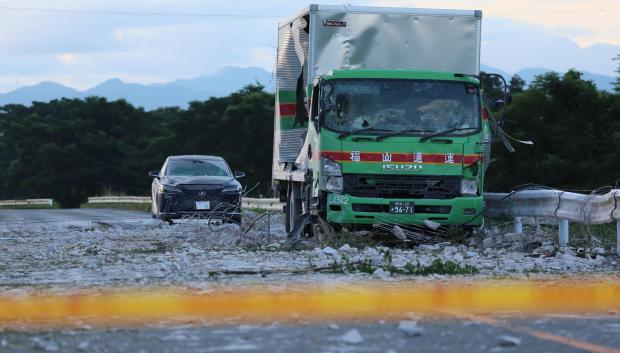 Vehículos dañados tras la explosión en el centro comercial AEON Mall Kumamoto