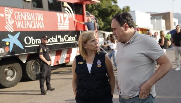 Pérez LLorca y Bernabé en el Puesto de Mando Avanzado del incendio de Castellón