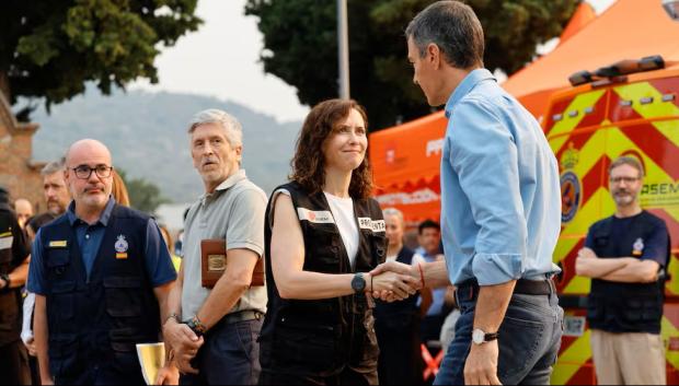 La presidenta de la Comunidad de Madrid, Isabel Díaz Ayuso, saluda a Pedro Sánchez